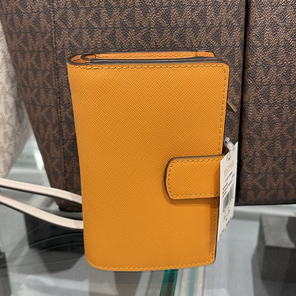 MICHAEL KORS
Medium Crossgrain Leather Wallet
Cider
NWT - Picture 16 of 16